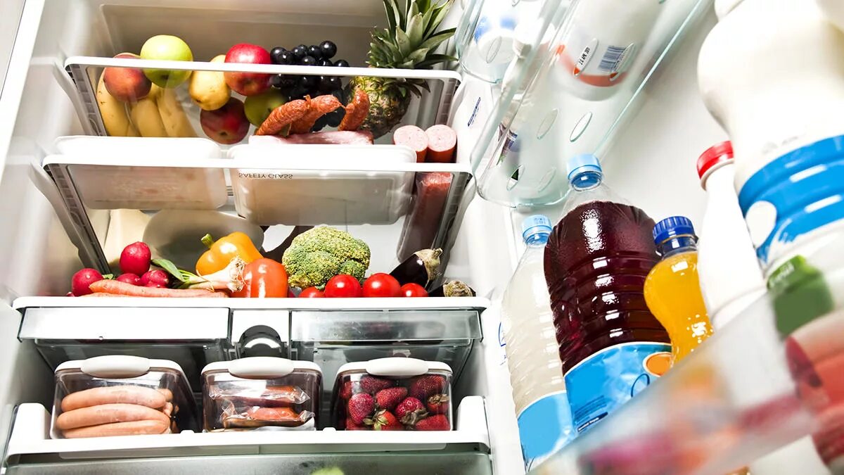 Можно хранить в холодильнике заварное. Холодильник с продуктами. Холодильник с едой. Хранение продуктов. Открытый холодильник.