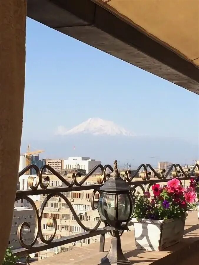 Отели в ереване недорогие. Paris yerevan. Отель paris ереван. Paris hotel yerevan ресторан. Paris hotel yerevan 4*.