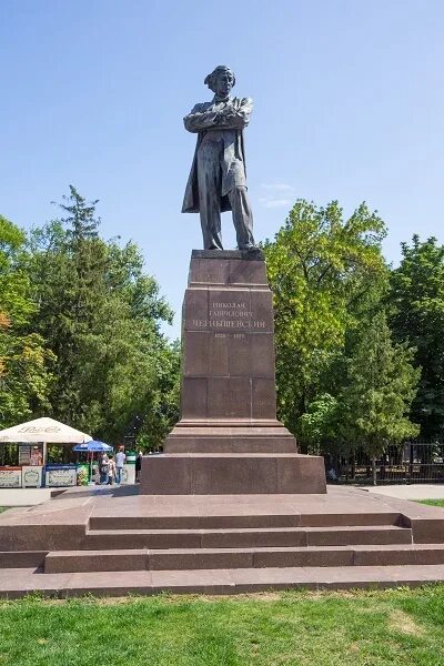 Памятник в чернышевском. Памятник Чернышевскому в Саратове. Памятник Чернышевскому (Саратов, площадь Чернышевского). Чернышевский памятники в Саратове Чернышевскому. Памятник Николаю Чернышевскому Саратов.