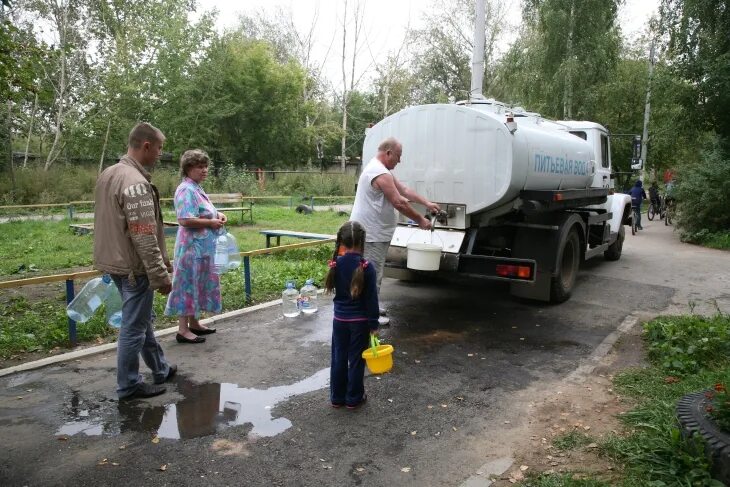 Подвоз питьевой воды. Цистерна для питьевой воды. Подвоз воды автоцистернами. Машина для подвоза воды. Машина с питьевой водой.