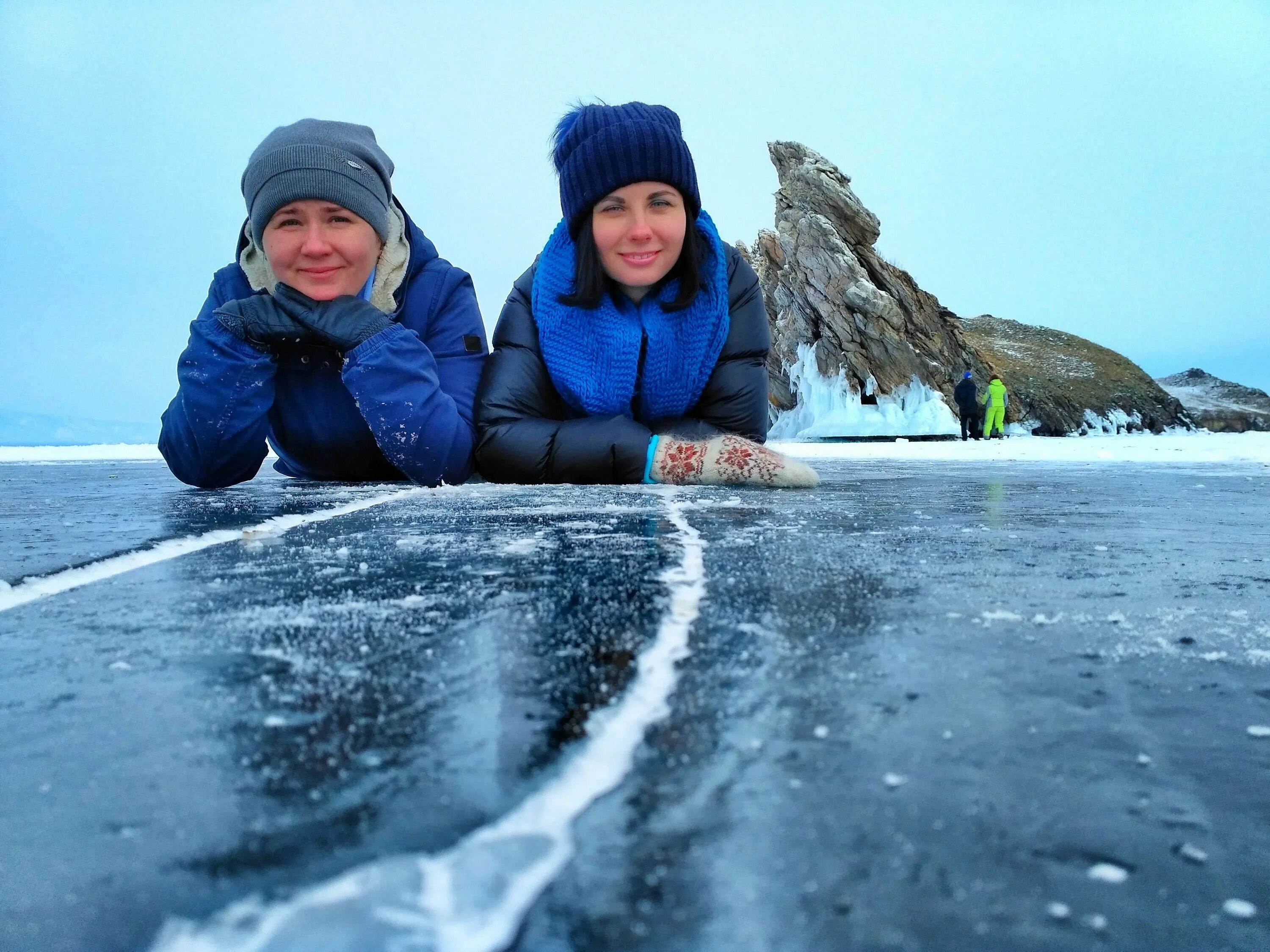 Катание на озере байкал. Байкал зимой туризм. Фотосессия с малышом на байкале. На байкал с ребенком зимой. На байкал с ребенком зимой.