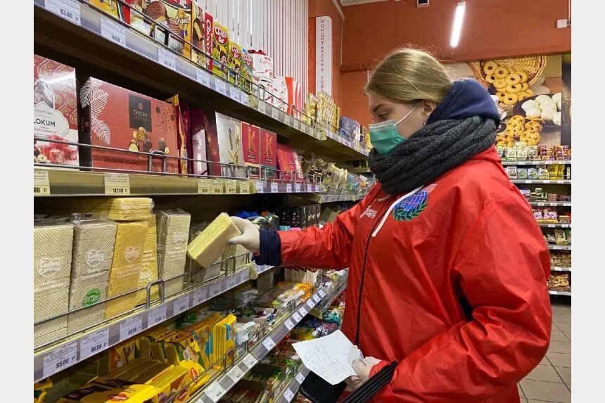 Волонтерская доставка продуктов. Пенсионер в аптеке. Волонтеры лекарства одежда еда. Помощь пенсионерам. Волонтер продукты