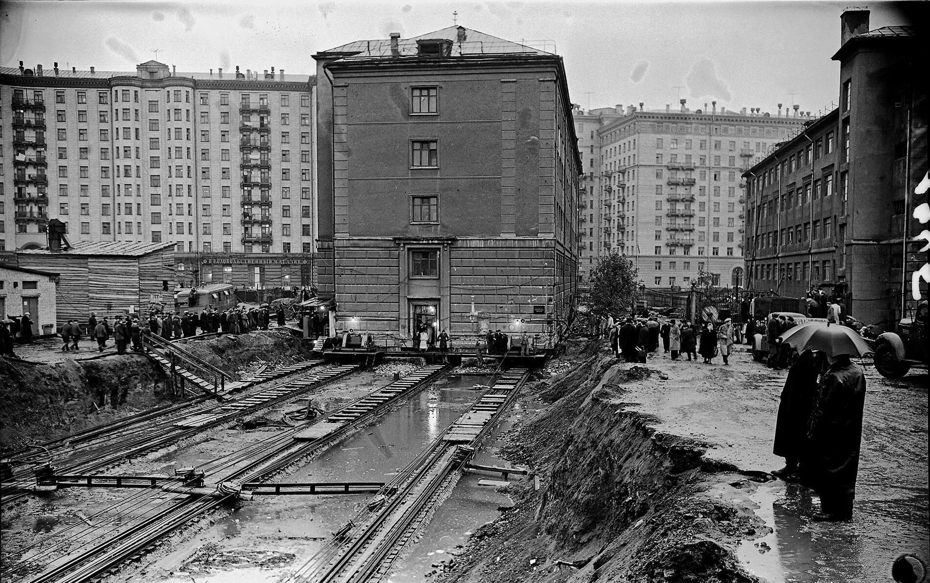 В петербурге передвинули здание. Саввинское подворье в москве передвигали. перемещение зданий на тверской. саввинское подворье на тверской передвинули. перемещение домов на тверской в москве.