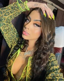 A cantora gravou novo clipe e o que chamou a atenção foi a intimidade com T...