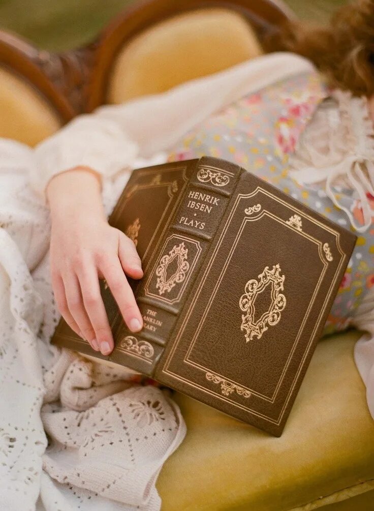 Give away books. Фотосессия с книгой. Самая красивая книга фото. Романтичное фото с книгой. Любительница чтения.
