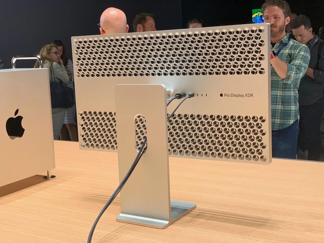 Про stand. Монитор Apple Pro display XDR. Apple Pro Stand для Pro display XDR. Монитор Apple Pro display XDR Retina 6k 32. Подставка Apple Pro Stand для Pro display XDR.