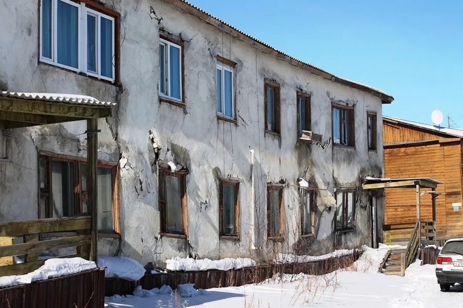 Магадан поселок Омчак. Тенькинский район поселок Омчак. Магадан Тенькинский район поселок Омчак. Колыма поселок Омчак Магаданская область. Аварийное жилье жк рф