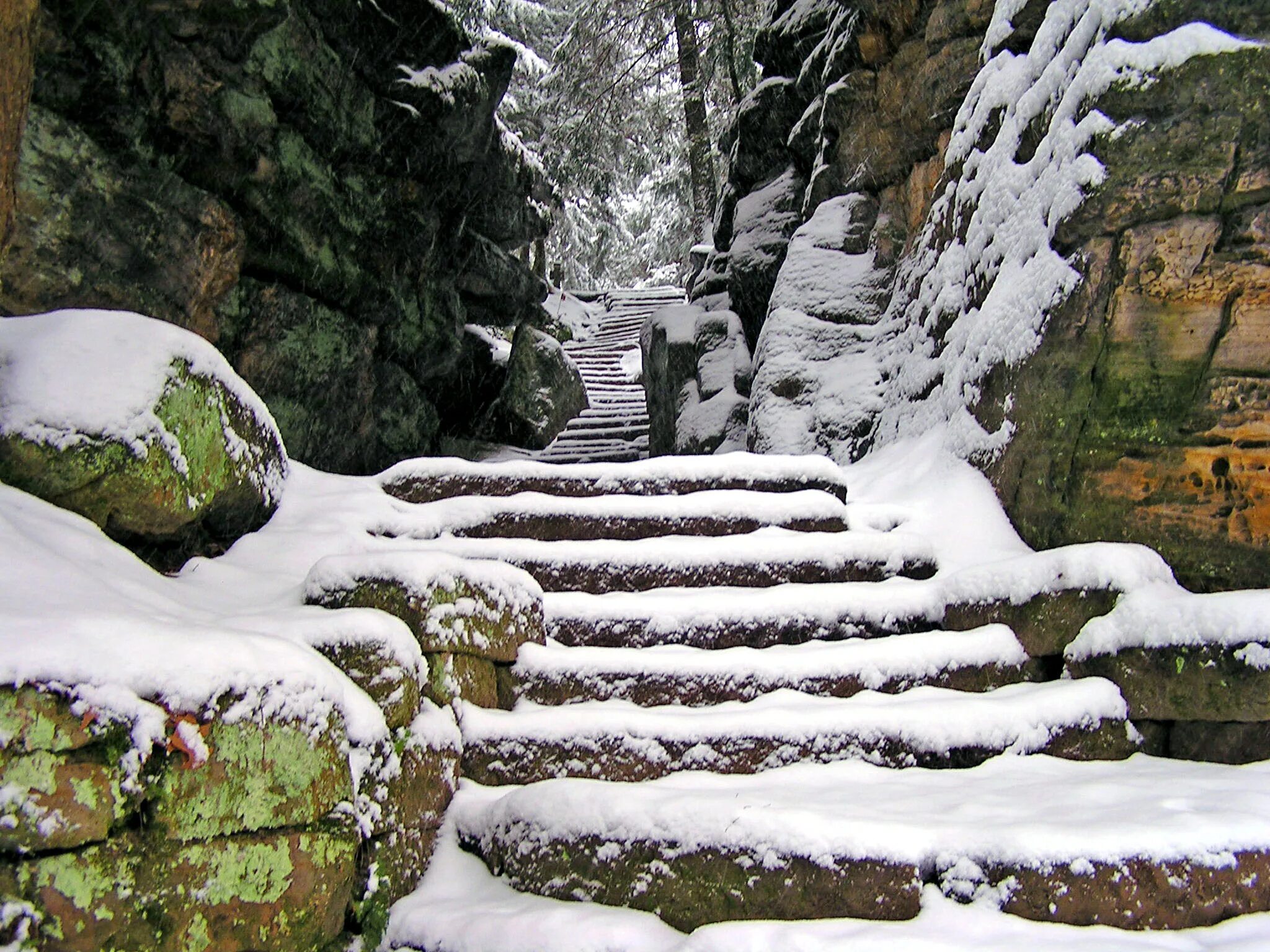 Зимние ступени. Снег на ступеньках. Лестница в снегу. Лестница зимой. Каменная лестница в горах.
