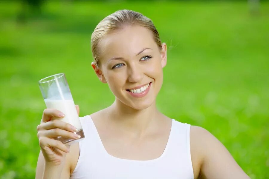 женщина пьет молоко. пить кефир. женщина пьет кефир. девушка с кефиром. девушка пьет кефир.