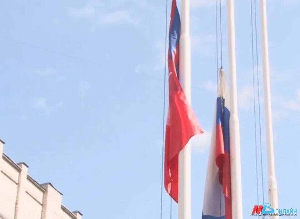 Поднять флаг. Поднятие российского флага. Гимн поднятия российского флага. Школьники с российским флагом. Флаг школы.