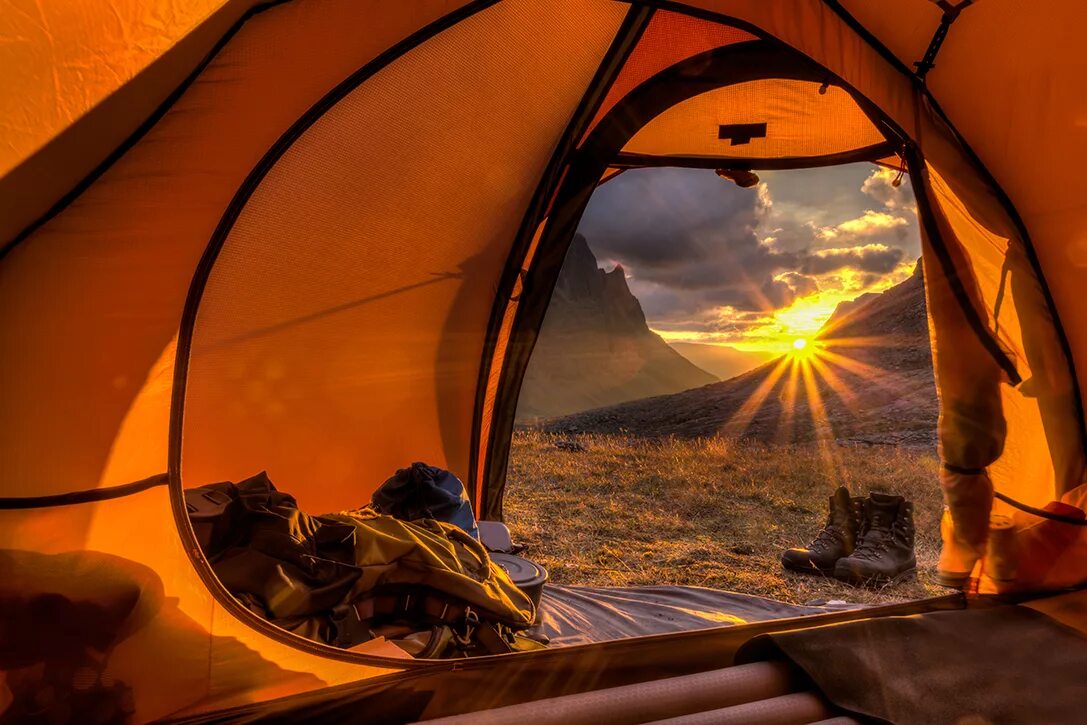 Travel camping. Вид из палатки. Красивый вид из палатки. Палатка рассвет. Палатка в горах.