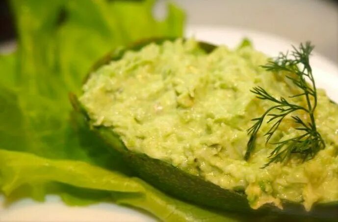 Блюдо с авокадо фото рецепт. Вкусные и простые блюда из авокадо. Блюда из авокадо самые легкие. Блюдо с авокадо фото рецепт. Салат в кожуре авокадо.