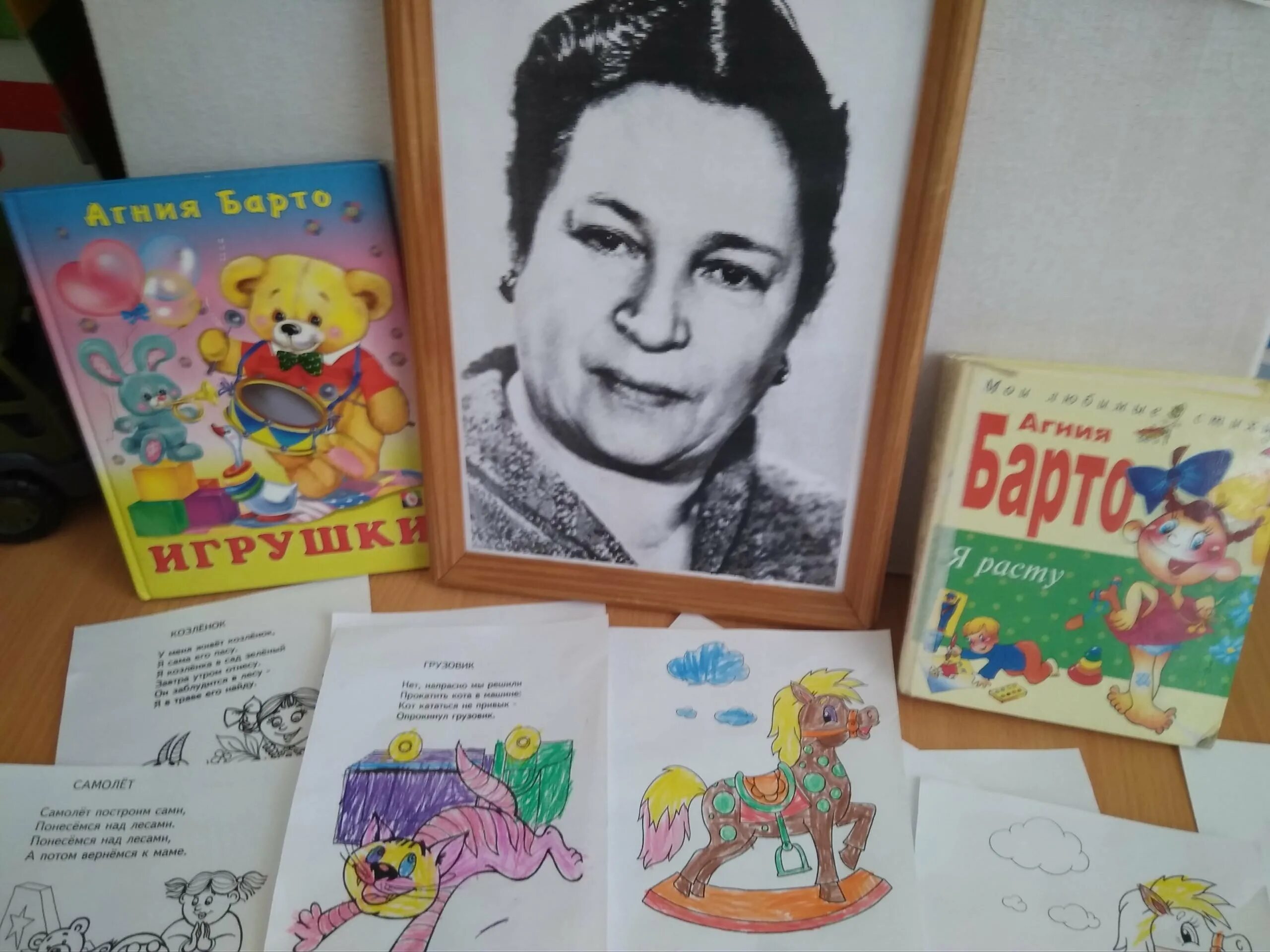 Произведения барто. Писательница Агния Барто. Иллюстрации к произведениям Агнии Барто для детей. Агния Барто произведения. Произведения Барто для детей.