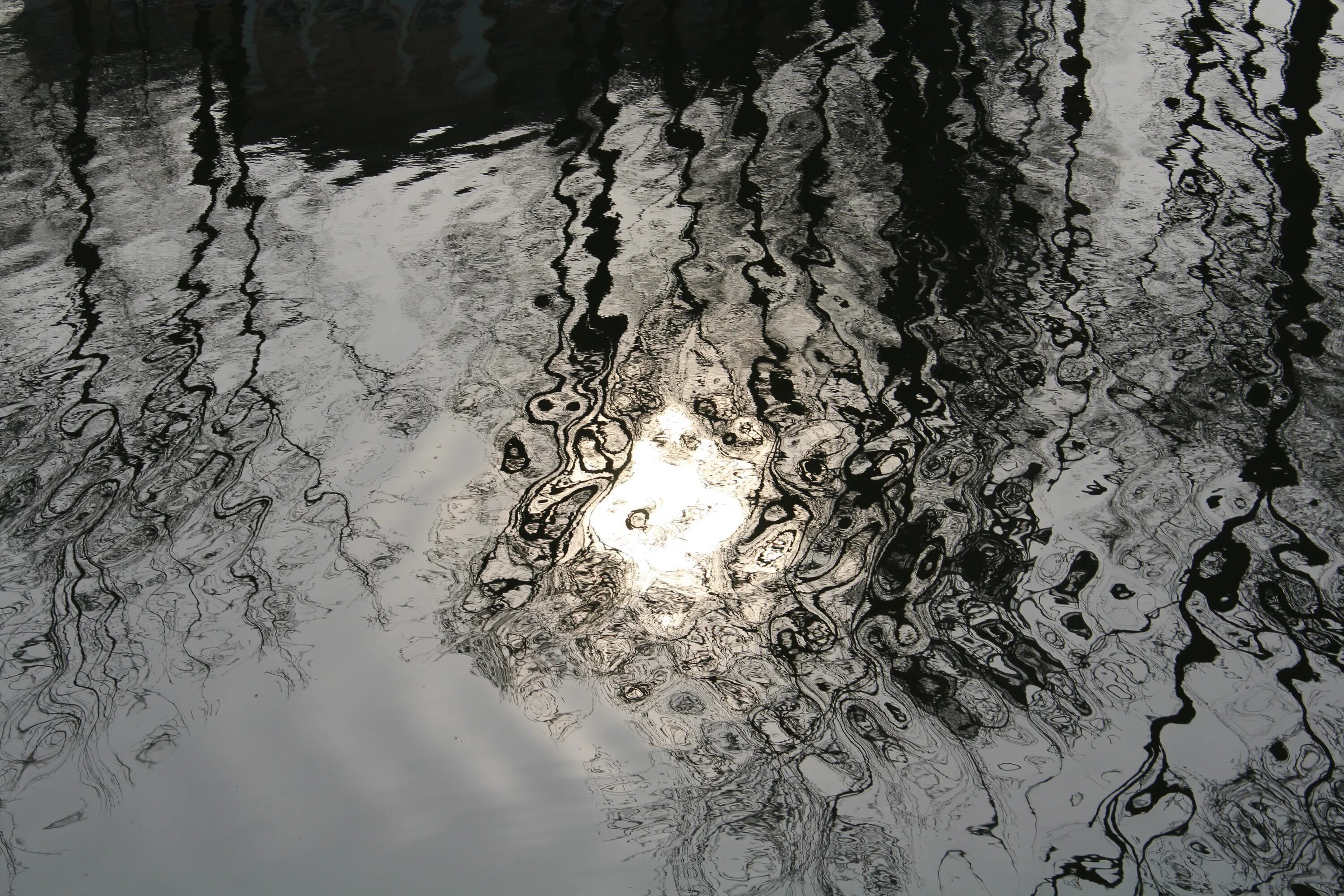 Песня а жизнь мутная вода. Отражение в воде. Зеркало воды. Отражение солнца в воде. Зеркальная вода.