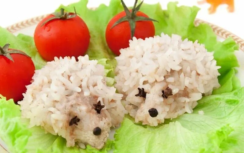 Куриные ежики с рисом. Котлетки ежики. котлетки ежики с рисом для детей. ежики куриные паровые. куриные паровые котлеты ежики с рисом.
