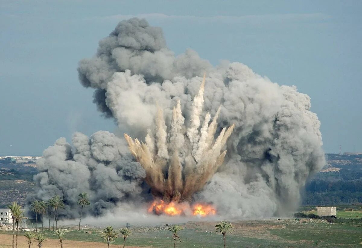 Где взорвали бомбу. Шебелинский ГПЗ. ВКС РФ удары в Сирии. Взрыв от ракеты.