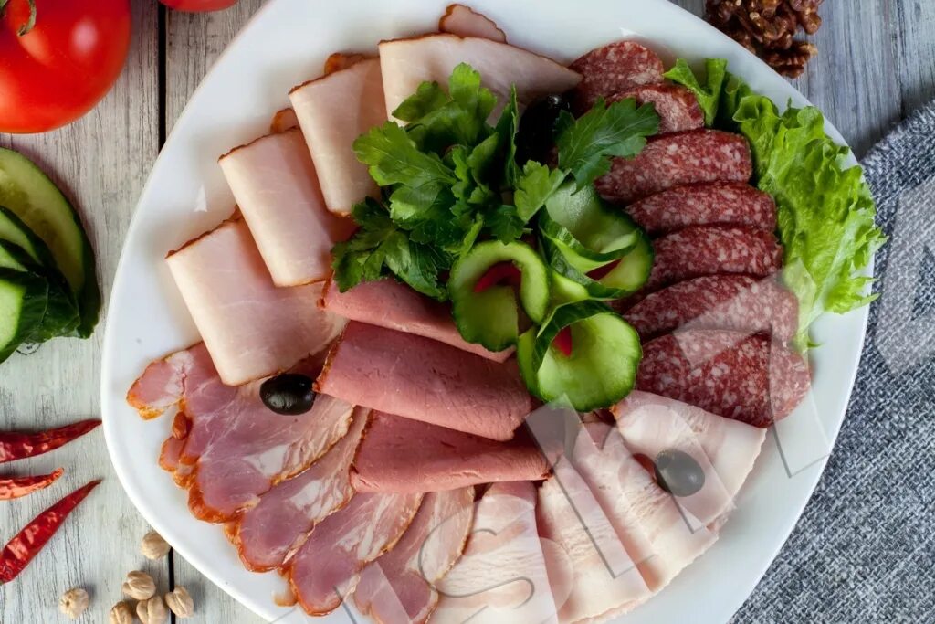 Мясное ассорти на тарелке. Ассорти мясное собственного производства. Ассорти мясных деликатесов. Ассорти из мясных деликатесов. Мясное ассорти.