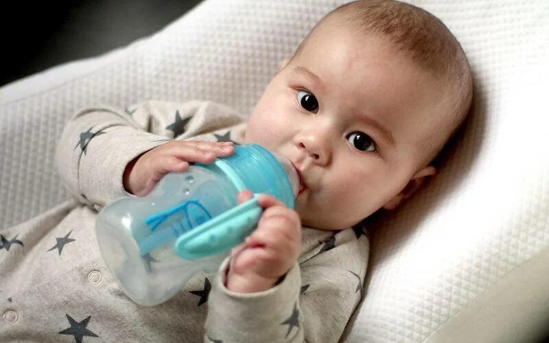Младенец пьет воду. Питье воды. 7 месяцев не пьет воду. Чистая вода. Грудной ребенок.