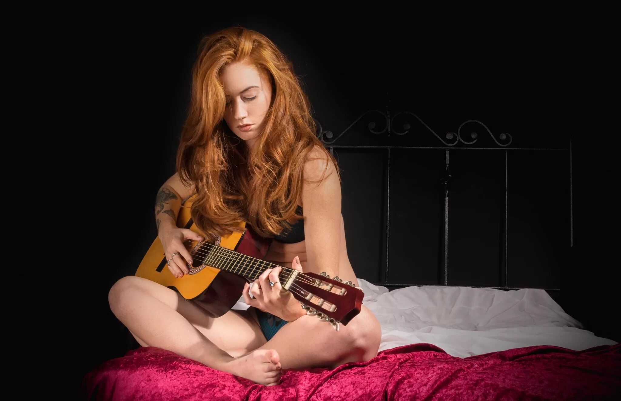 Девушка с гитарой. Девушка с электрогитарой. Фотосессия с гитарой. Рыжая девушка с гитарой.