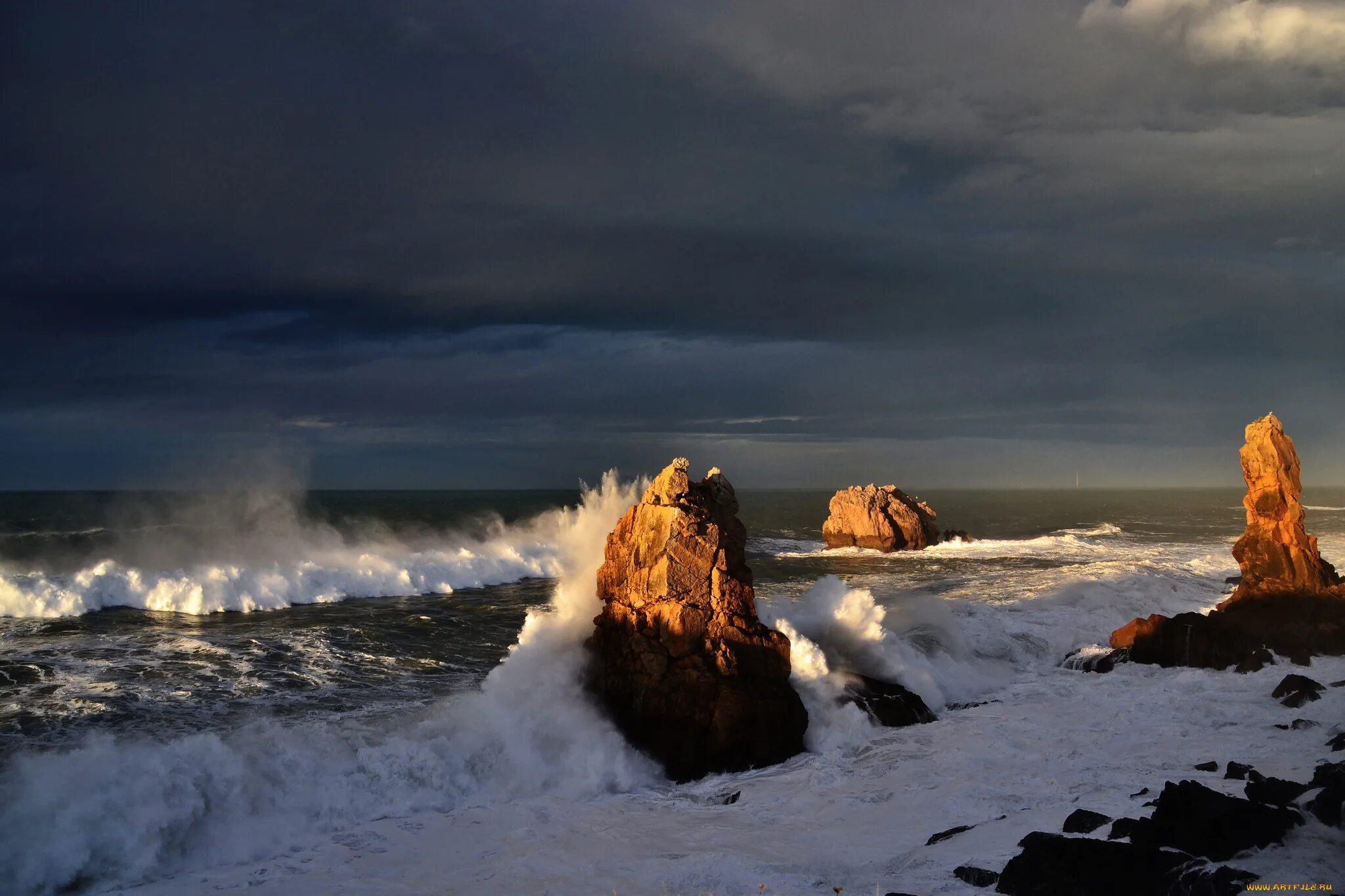 Разбиваются о берег. Море скалы шторм Крым. Карское море шторм. Генисаретское озеро шторм. Море волны скалы шторм.