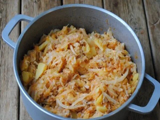 Потушить капусту с картошкой в кастрюле. Тушеная капуста с фаршем. тушёная капуста без масла. капуста тушёная с фаршем и картошкой. тушеная капуста в кастрюле.