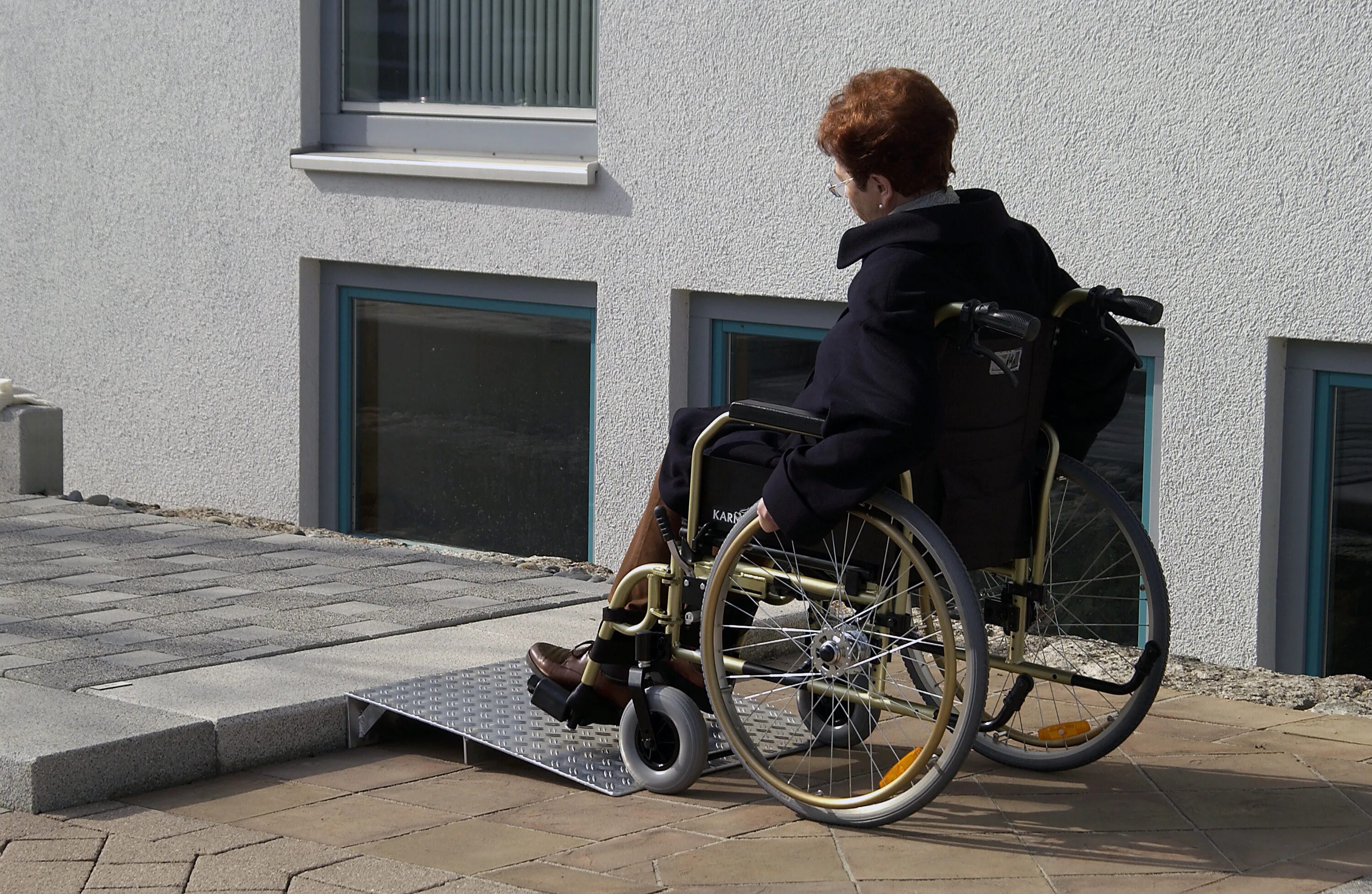 Каким то странным инвалидом. Доступная среда для инвалидов колясочников. Пандусы для инвалидов колясочников. Пандус для колясочников. Пандус для людей с ограниченными возможностями.