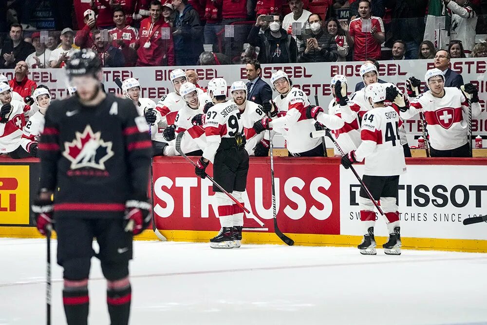 Лед хоккей. Канада швейцария матч закончился. Матч сборных швейцарии и канады по хоккею. Финляндия швейцария хоккей. Канада швейцария.