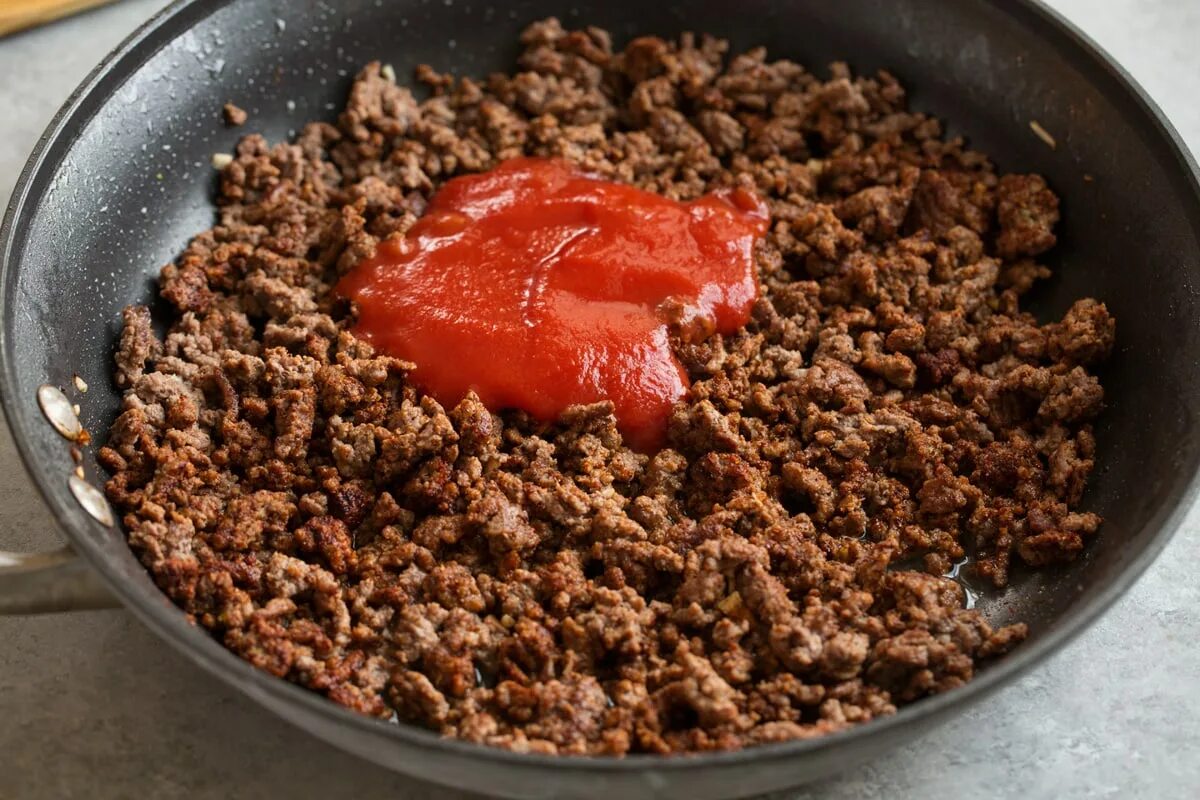 Как вкусно потушить фарш. Фарш на сковороде. фарш тушеный. фарш из говядины. тушим фарш на сковороде.