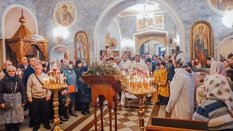 Петропавловский собор петергоф. Храм апп петра. Храм петра и павла в москве у яузских ворот. Храм петра и павла мечникова. Храм петра и павла в академии постдипломного образования.