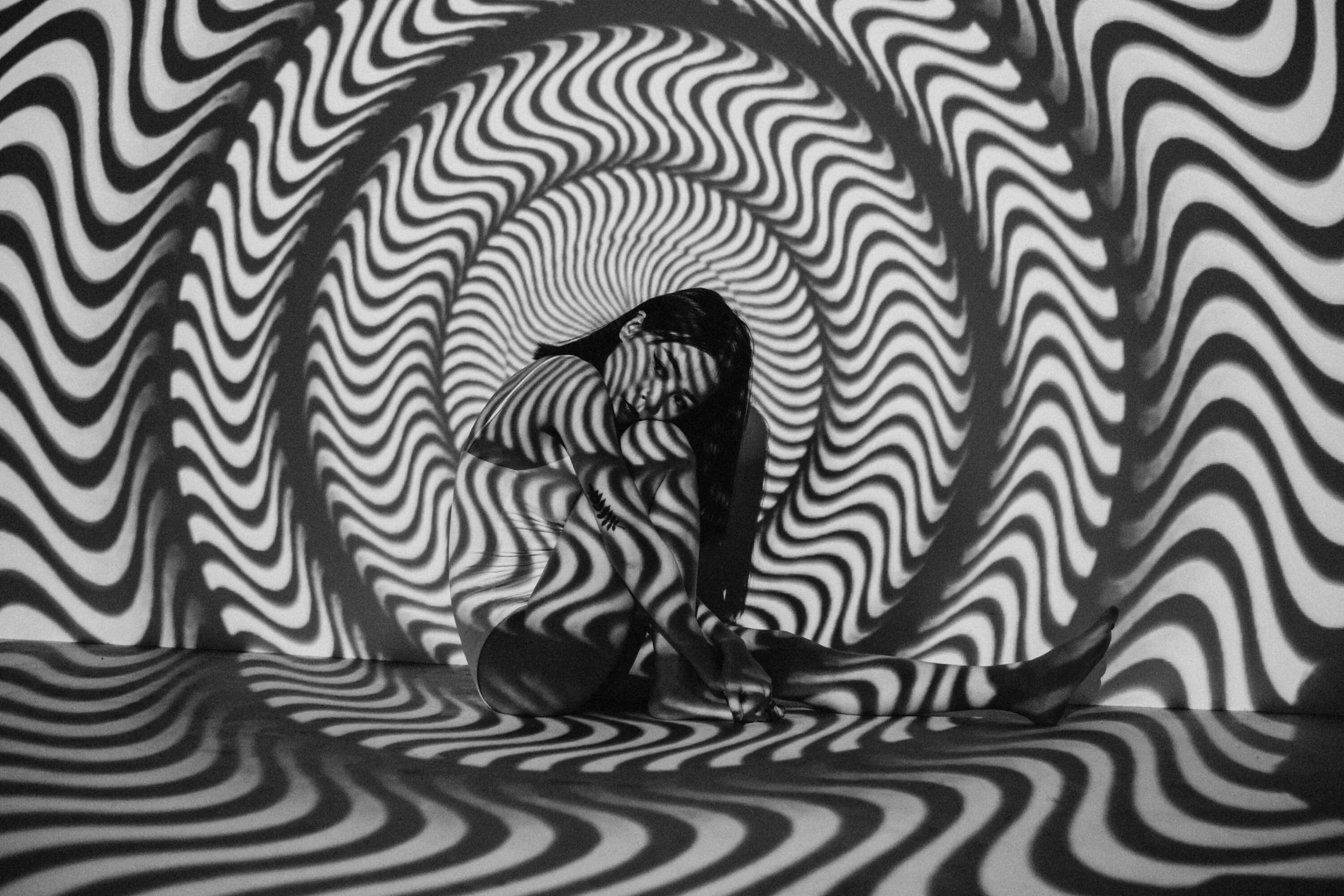 Оптические иллюзии. Абстрактные иллюзии. Картины иллюзии. Иллюзия чб. Галлюцинации апрель