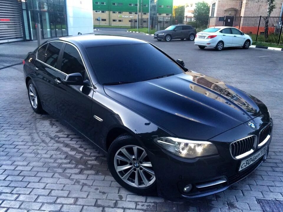 Bmw 5 black. БМВ f10 тонированная. BMW 5 тонированная. БМВ 5 тонированная f 10. БМВ 5 f10 черная тонированная.