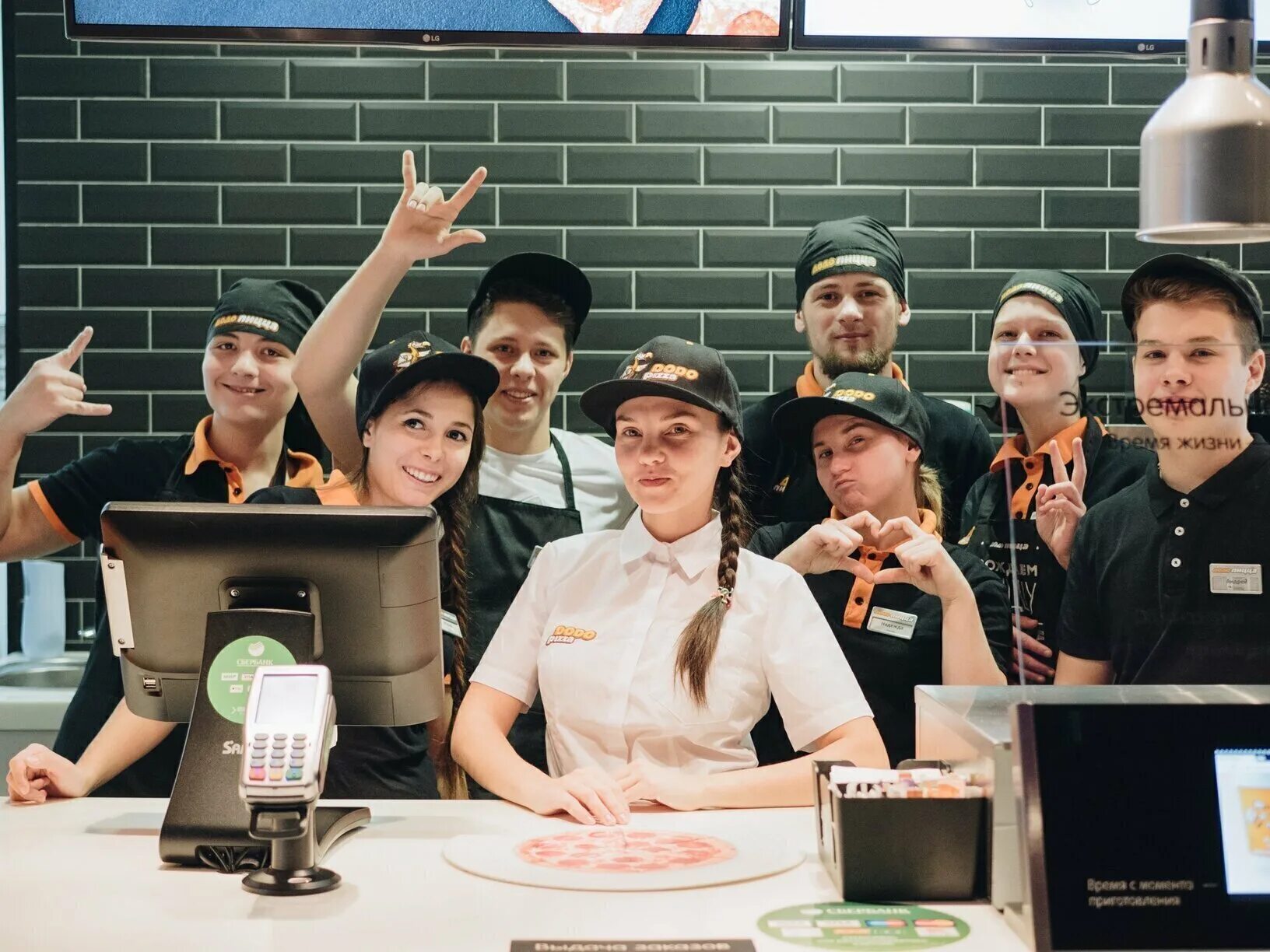 Додо пицца менеджер. Управляющим додо пицца. Менеджер додо пицца. Дотстер додо. Менеджер додо пицца фото.