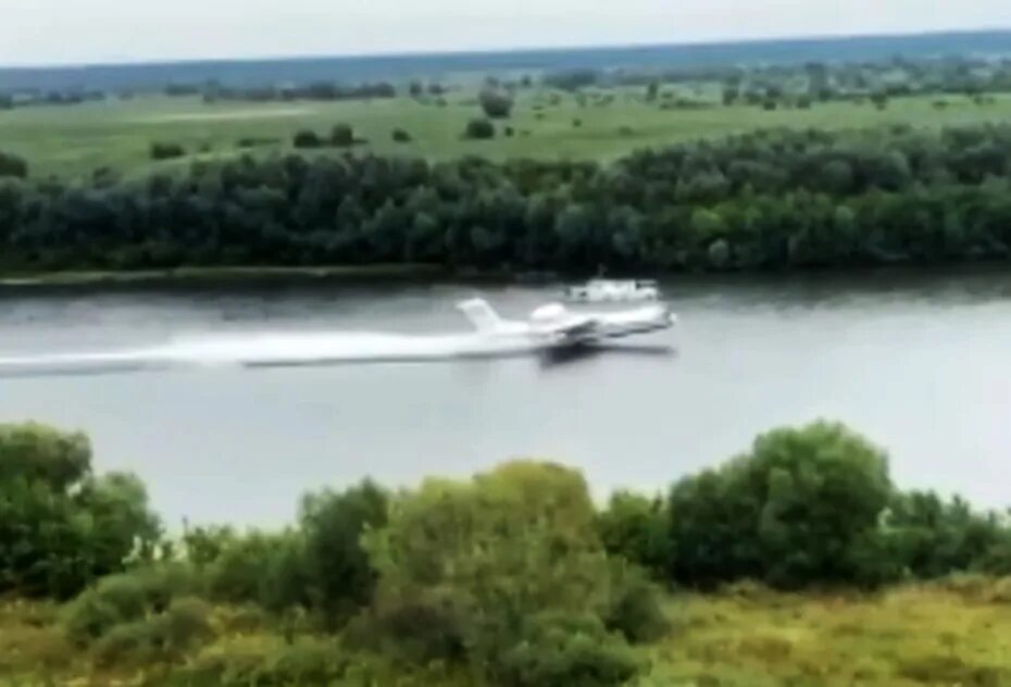 Забор воды видео. Забор воды из Оки самолёта. Забор воды Белоомут. Ока на воде. Рыбалка на Оке в Рязанской области.