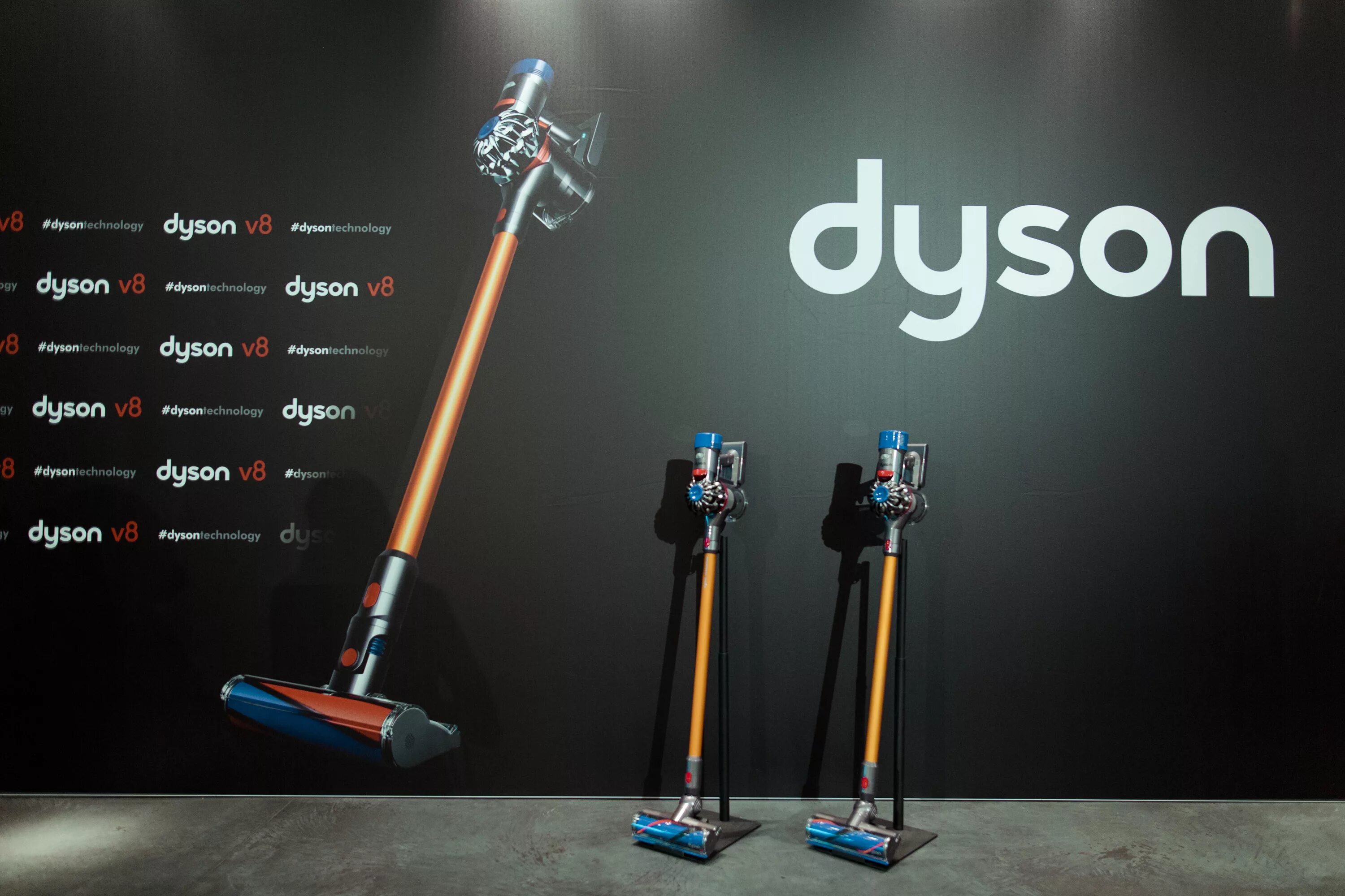 Dyson реклама. Dyson shop. Реклама Дайсон дроп. Вывески магазинов Дайсон. Реклама дайсон