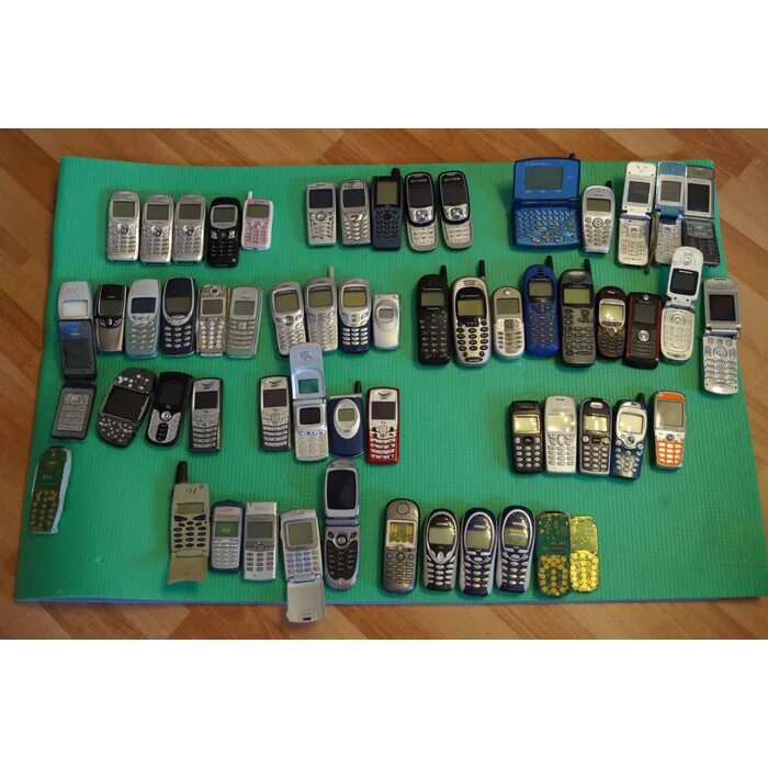 Можно ли сдать старый телефон. Раритетные Сотовые телефоны. Коллекция старых телефонов. Скупка старых кнопочные мобильные телефоны. Формы старых кнопочных телефонов.