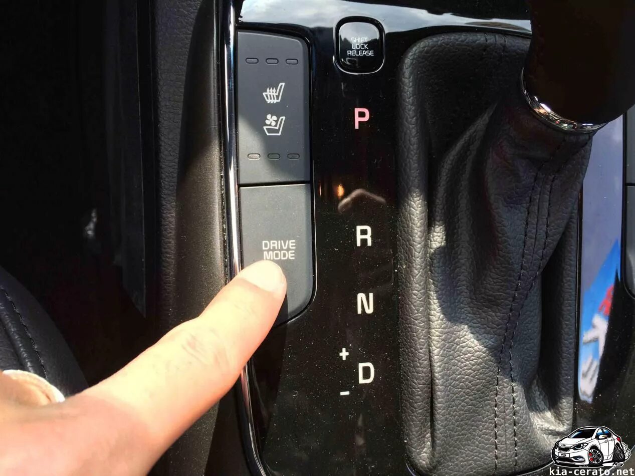 Кнопка спорт режима. Кнопки Drive Mode + Sport режим Kia Cerato 3 2017-2019. Кнопка спорт режима кия Cerato 3. Drive Mode Kia. Кнопка Drive Mode на Киа Спортейдж.