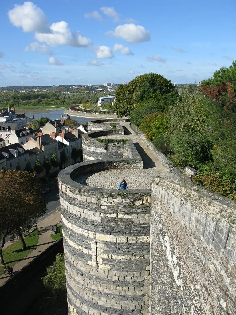 Анже. Анжерский замок Франция. Chateau d'Angers замок. Город Анжер Франция. Анже Франция город.