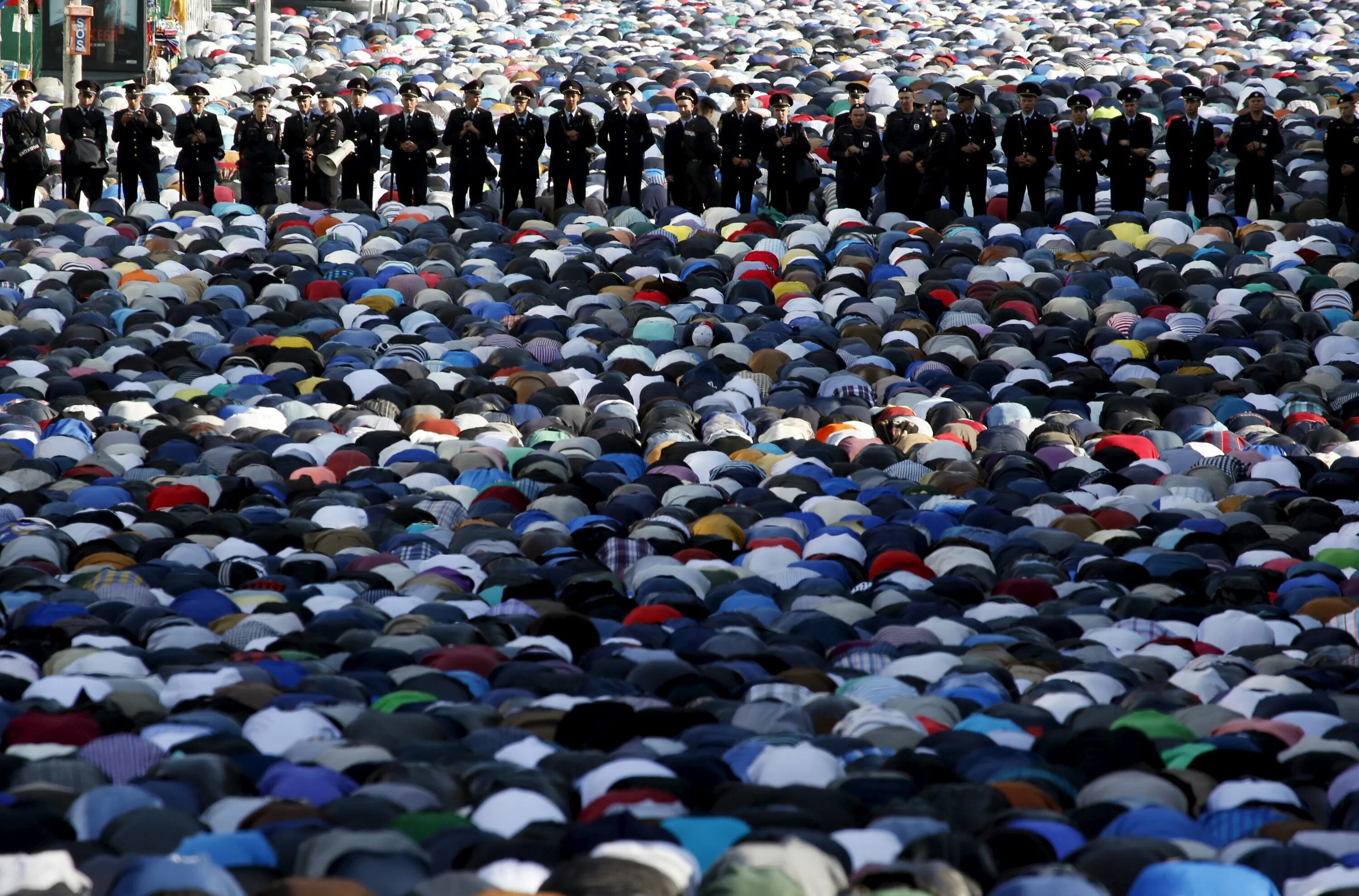 Мусульмане молятся в Москве. Толпа мусульман. Мусульмане молятся на улице. Толпы мусульман в Москве. Ид ураза