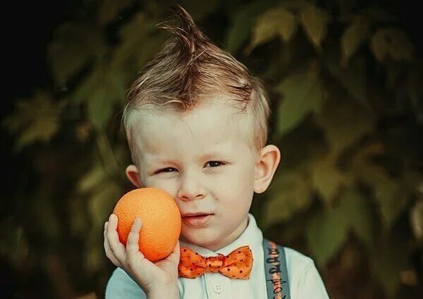 Мандарин ребенку с какого. Апельсин для детей. Малыши апельсинки. Дети апельсинки. Фотосессия с апельсинами малышей.