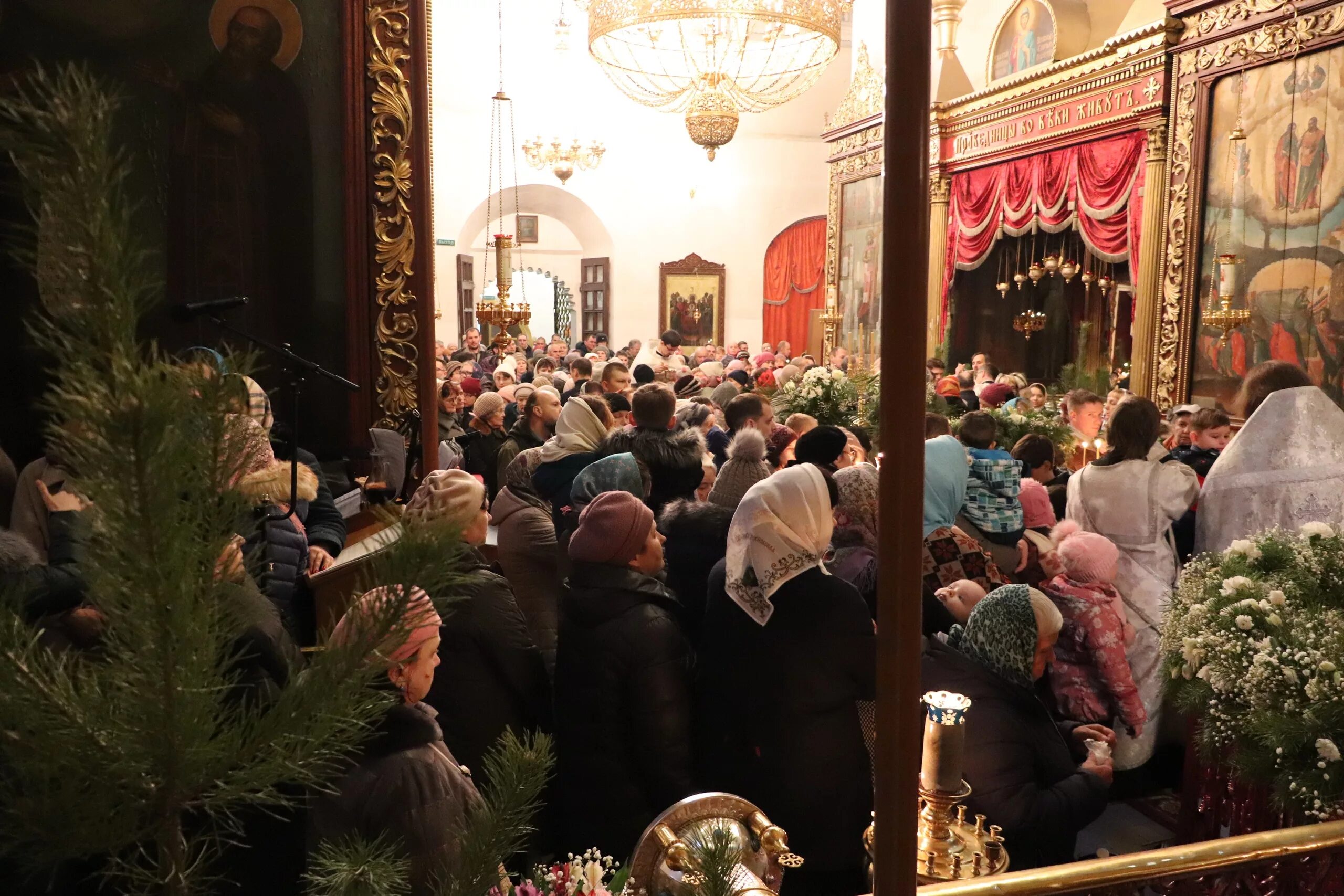 Рожде сочельник богослужение в храме. Сочельник в Пскове. С кремлевским Сочельником. Сочельник в Псково-Печорском. Вечерняя служба 18