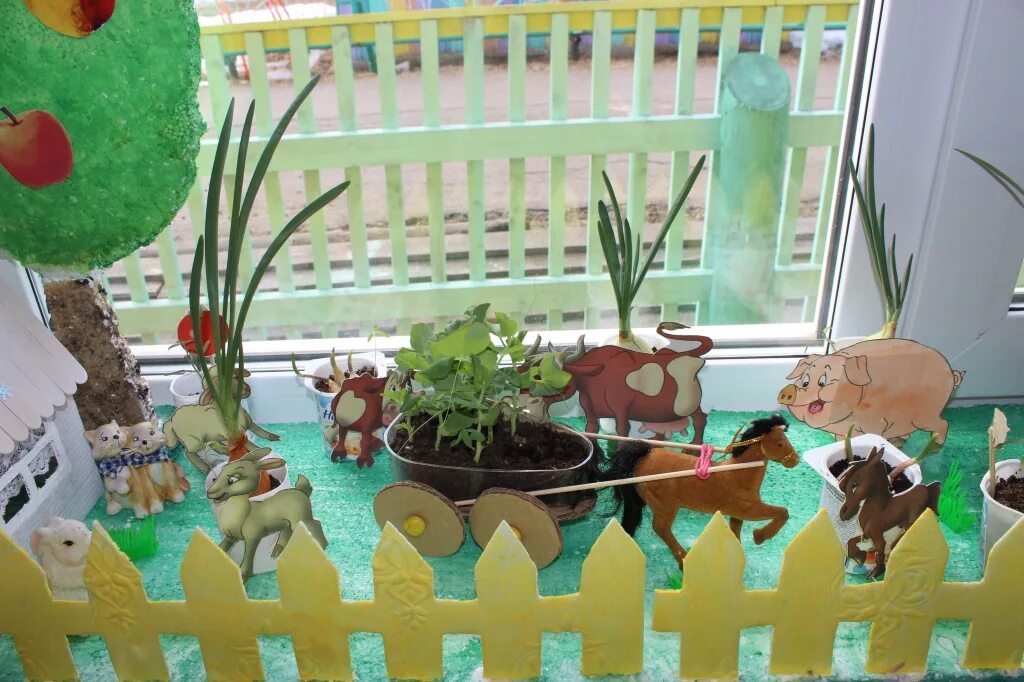 Таблички огород на окне в детском саду. Огород на окне. Огород на окне в детском саду. Огород на подоконнике в детском. Огород на окошке в детском саду.