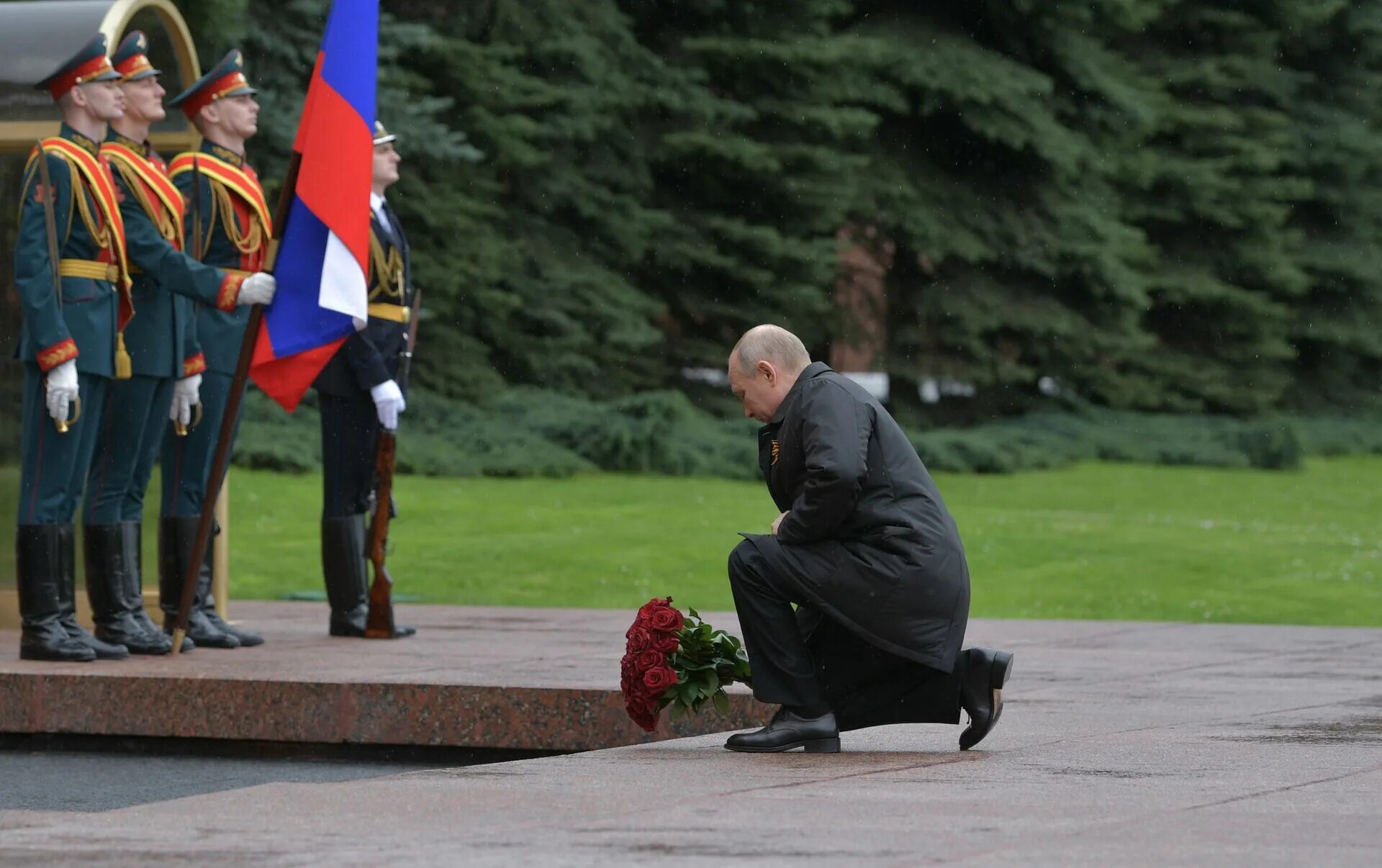 Возложение цветов Путина на могиле неизвестного солдата.