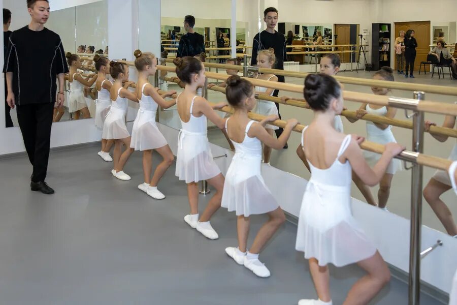 Профессия хореограф. Хореография для детей. Детские танцы. Балерина у станка. Занятия по хореографии.