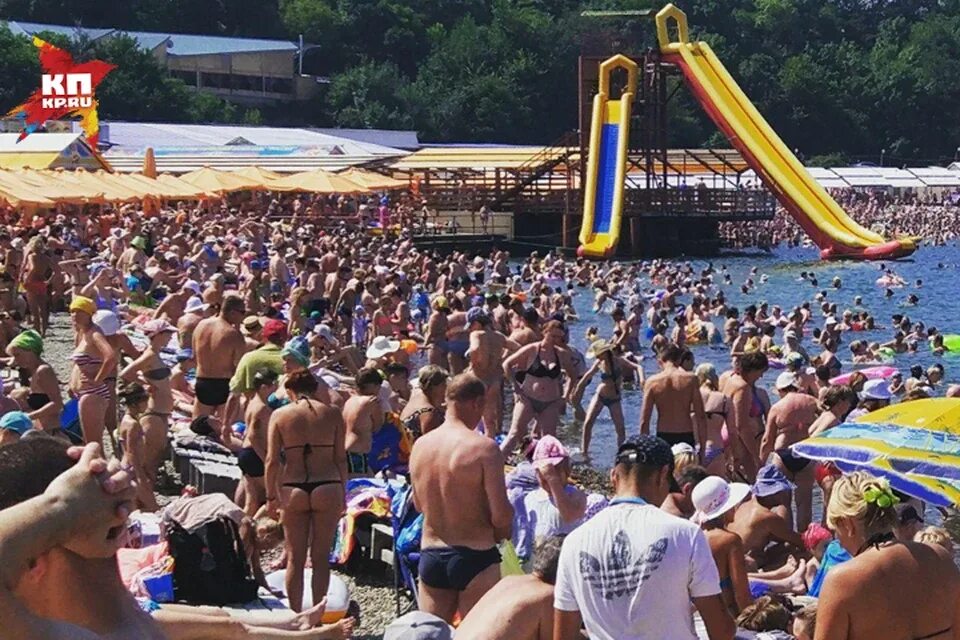 Анапа пляж сейчас. Анапа пляж люди. Пляж джемете анапа. Анапа пляжи много народу. Пляж сочи много людей.