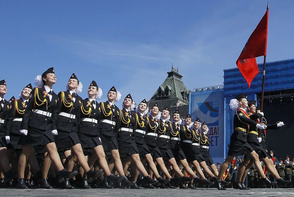 Девушки на параде. Женщины военные на параде. Девушки маршируют на параде. Девушки военные маршируют.