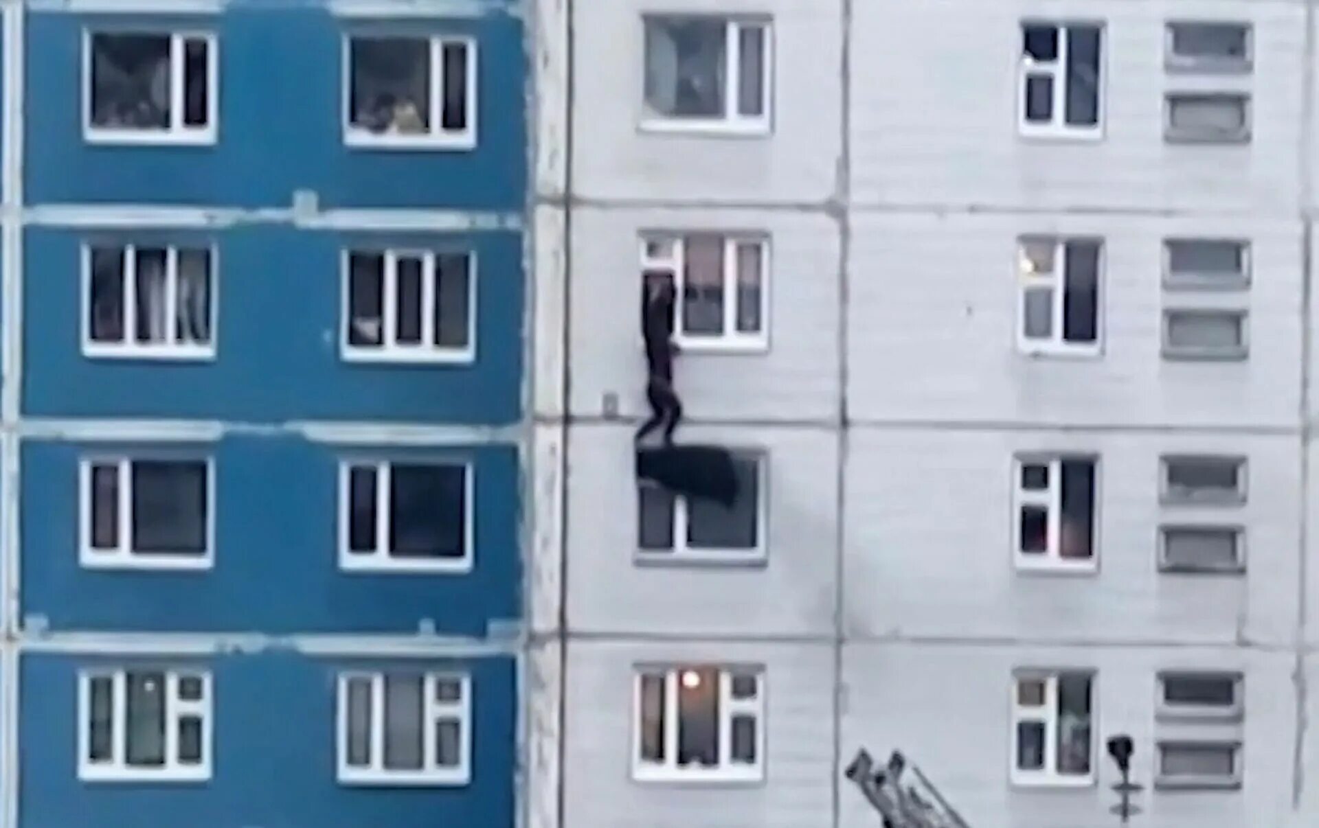 Волгодонск девочка упала с 8 этажа. Мужчина спас девочку с 8 этажа. Девочка упаоа с 16этажа. Девочка 8 этаж. Девочка спрыгнула с 8 этажа.