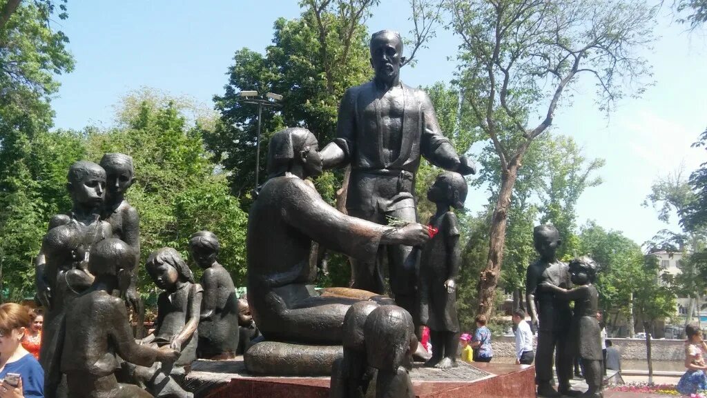 Ташкент какая семья. Памятник семье шамахмудовых в ташкенте. монумент дружбы народов ташкент. памятник кузнецу в ташкенте шамахмудову. памятник семье шамахмудовых — монумент дружбы народов.