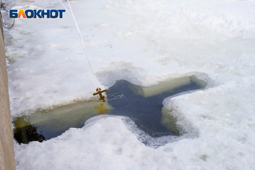 Саратов негры на Крещенье в купели на Волге. Вода холодный Волга. Спуск под воду. Купель Филевская Пойма 19.01.2023 банан. Вода в волге волгоград сегодня