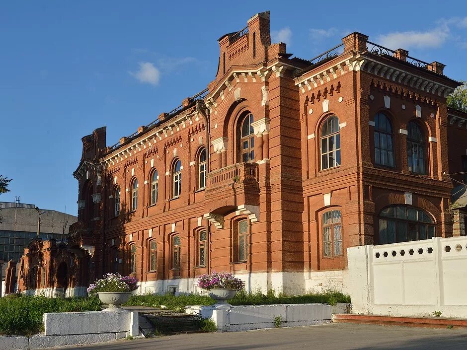 Дом в плавске тульской области. Усадьба Гагарина Плавск. Плавск Тульская область. Плавск Тульская область усадьба. Дом купца Сазонова в Плавске.