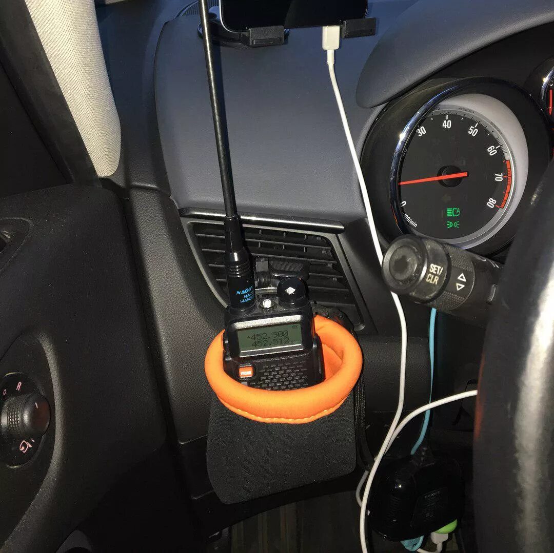 Рация в машину. Рация ffi автомобильная. Крепление рации в авто. Рация в toyota succeed. Установка рации в автомобиль.